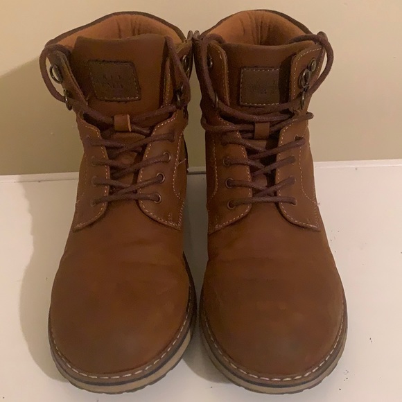 Boys size 6 boot only worn 2x - Picture 1 of 3